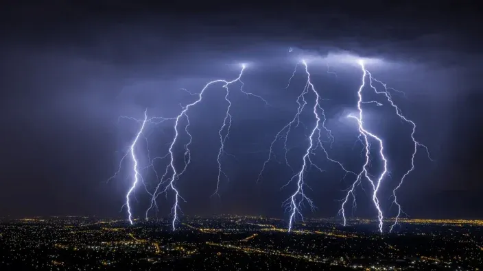 ¿Cómo Afecta el Clima a la Conexión de Fibra Óptica?