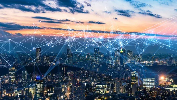 ¿Qué es la latencia y por qué es importante en la conexión de fibra óptica?