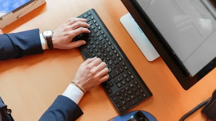 Microsoft: cómo el experimento de reducir la semana laboral a 4 días impulsó la productividad y las ventas del gigante tecnológico un 40% en Japón Microsoft: cómo el experimento de reducir la semana laboral a 4 días impulsó la productividad y las ventas del gigante tecnológico un 40% en Japón