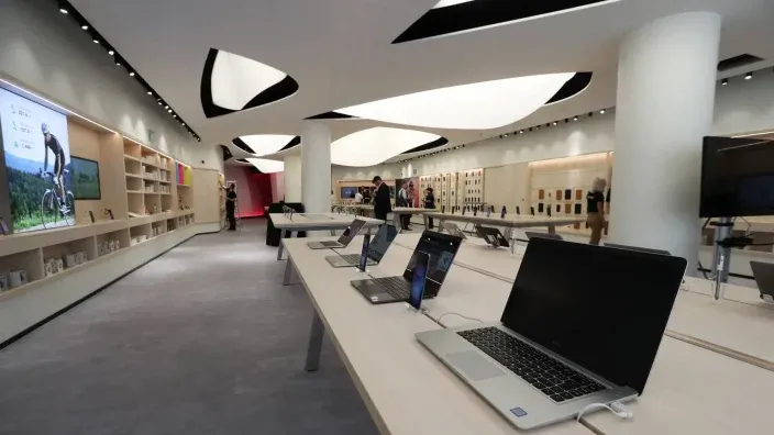Huawei levanta la persiana de su macrotienda en Madrid después de que Trump levantara el veto